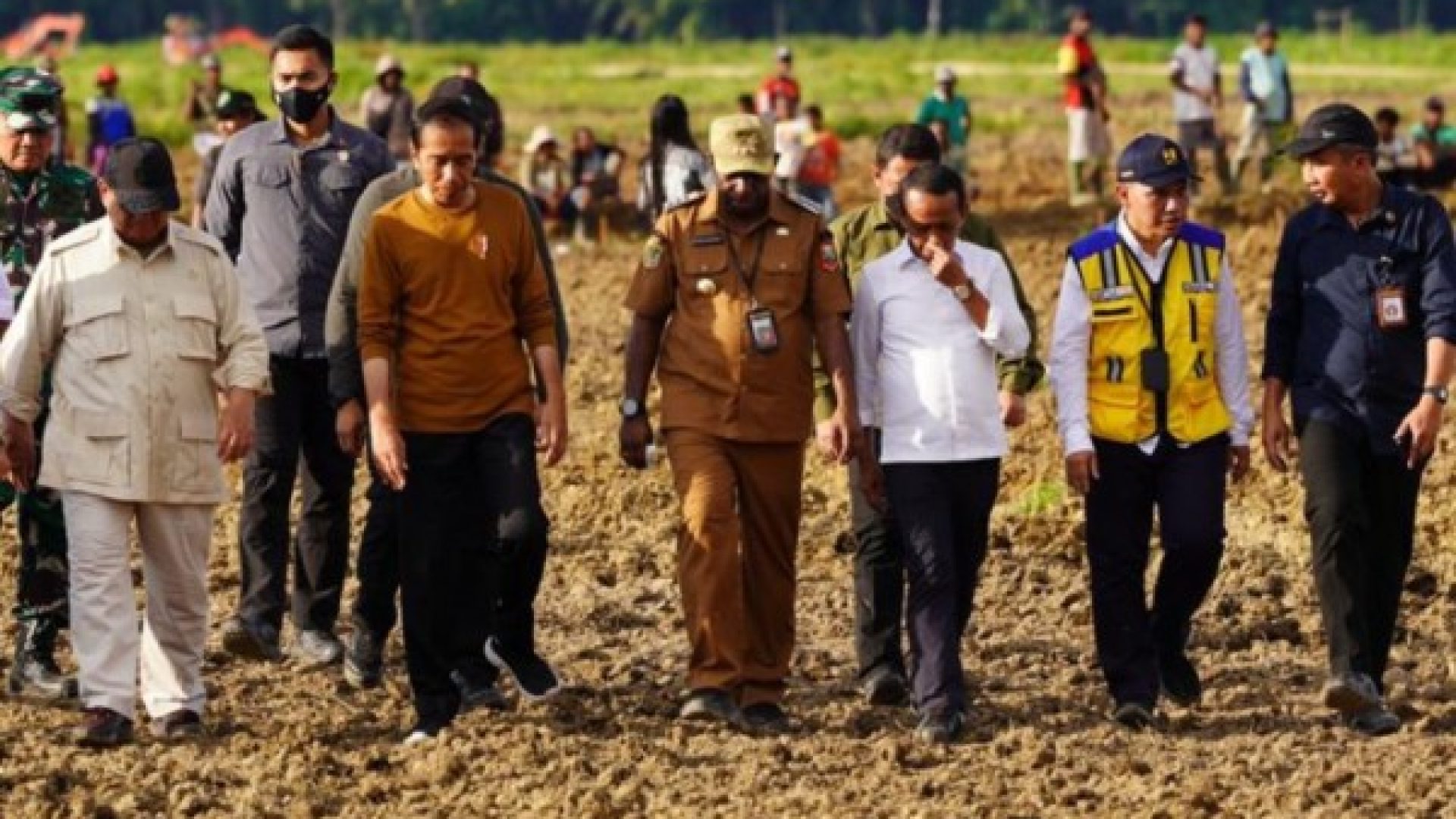 kementerian-pupr-bersihkan-lahan-dan-bangun-jaringan-irigasi-drainase-dukung-pengembangan-food-estate-di-keerom-papua-Picsart_23-03-21_18-28-29-822